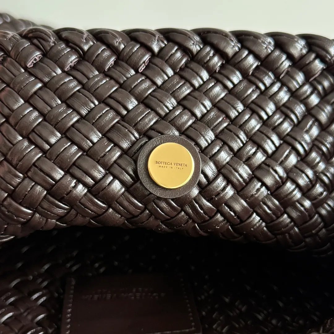 Batch 2480 Bottega Veneta's Tosca, made with exquisite intrecciato weaving technology, three-dimensional trapezoidal cut, neat lines outline a high-end box structure that never fades, giving the soft lambskin a unique silhouette ✨ Small gold balls are embellished to add a sense of fashion, and one leather strip is woven in one piece, simple and advanced. The capacity is suitable for daily life, lifting weight is light, and showing a calm aura in every step. The shoulder-carrying design is practical and carries a low-key taste and relaxed fashion. It is a treasure item that adds points to your outfit. If you know BV, don’t miss it ~ Tosca is your silent business card when traveling around the world. Style number: 777680 Size: 17*19.5*1cm